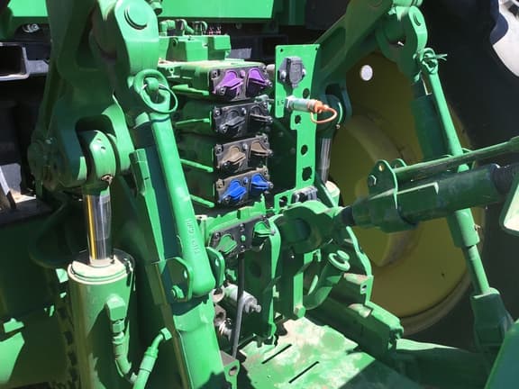 Image of John Deere 8R 310 equipment image 2