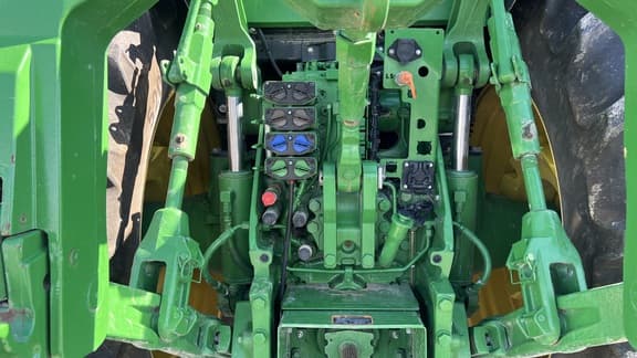 Image of John Deere 8R 310 equipment image 4