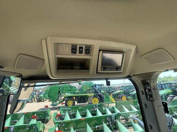 Image of John Deere 8RT 310 equipment image 4