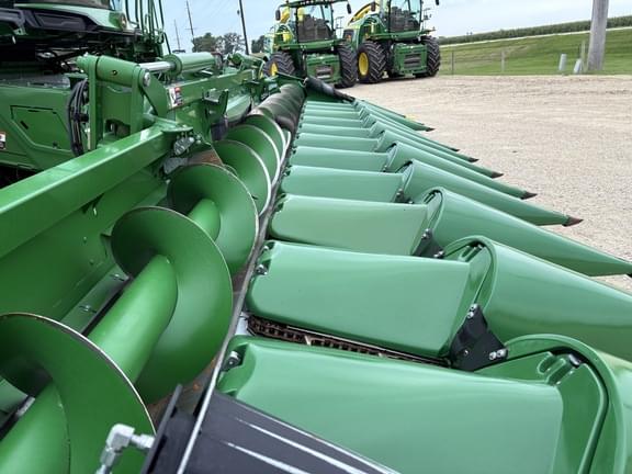 Image of John Deere C12F equipment image 3