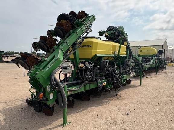 Image of John Deere DR16X equipment image 4
