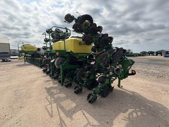 Image of John Deere DR16X equipment image 3