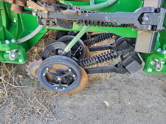 Image of John Deere N560F equipment image 2