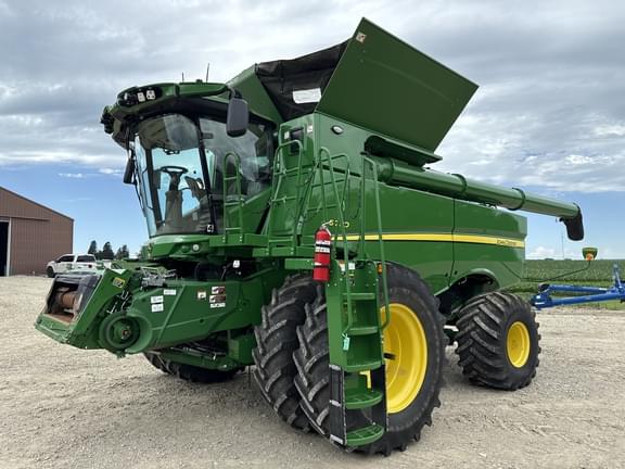 Image of John Deere S780 equipment image 1