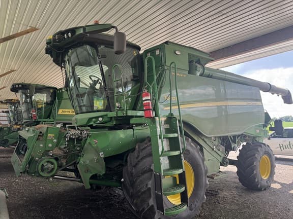 Image of John Deere T670 equipment image 1