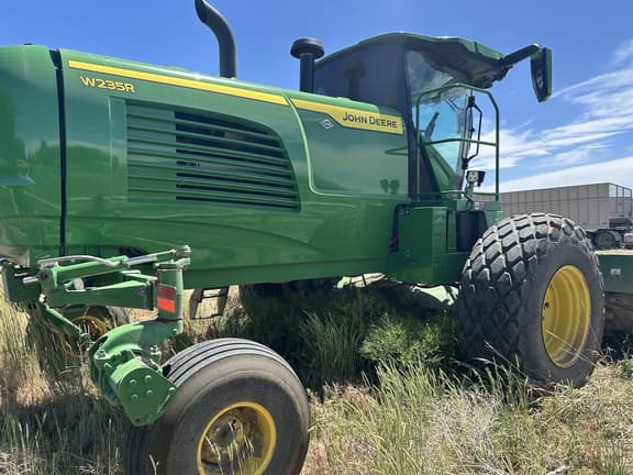 Image of John Deere W235R equipment image 3