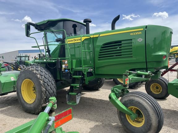 Image of John Deere W235R equipment image 3