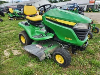 Image of John Deere X330 equipment image 1