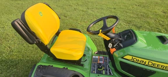Image of John Deere X738 equipment image 4
