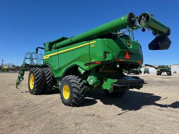 Image of John Deere X9 1000 equipment image 2