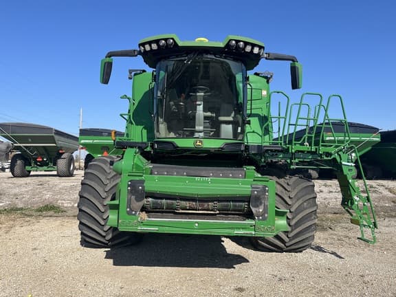 Image of John Deere X9 1000 equipment image 1