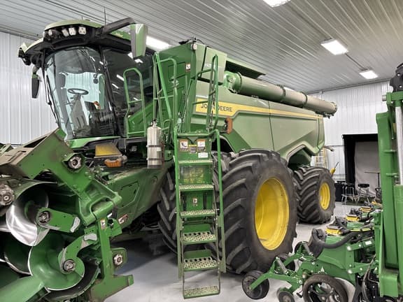 Image of John Deere X9 1000 equipment image 2