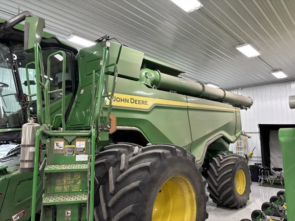 Image of John Deere X9 1000 equipment image 1