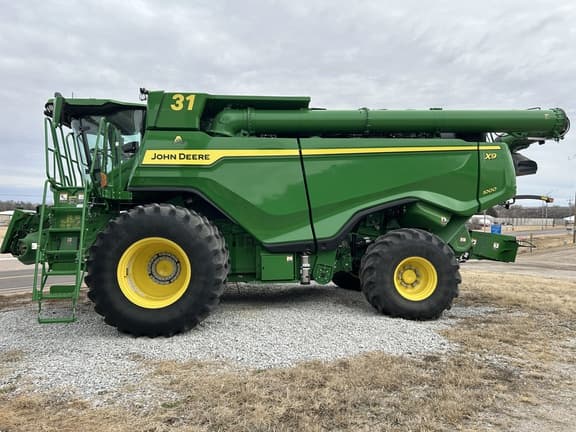 Image of John Deere X9 1000 equipment image 2