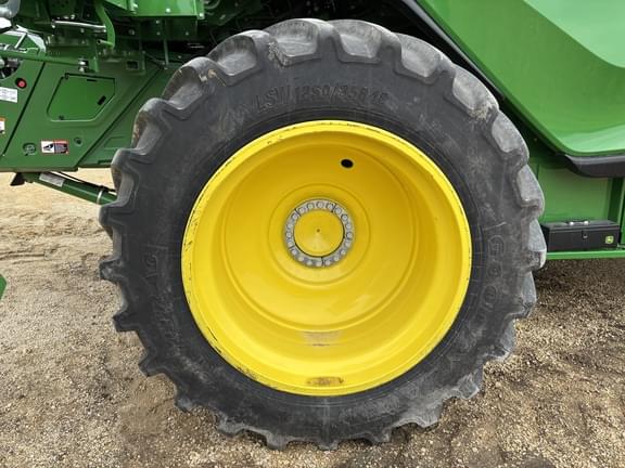 Image of John Deere X9 1000 equipment image 1