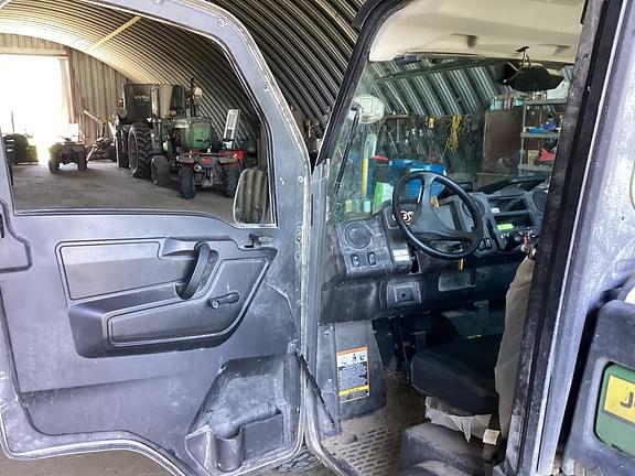 Image of John Deere XUV 835M equipment image 4