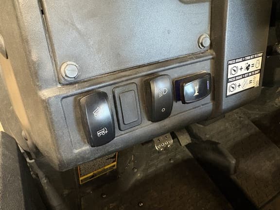 Image of John Deere XUV 835M equipment image 4