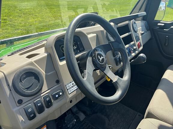Image of John Deere XUV 835R equipment image 3