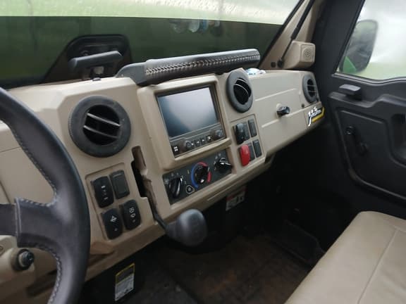 Image of John Deere XUV 835R equipment image 4