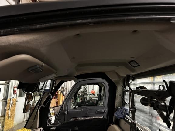 Image of John Deere XUV 835R equipment image 4