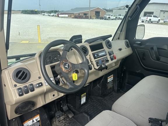 Image of John Deere XUV 835R equipment image 2