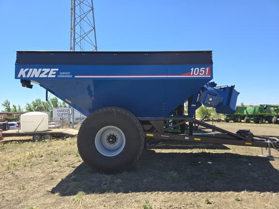 Image of Kinze 1050 equipment image 1