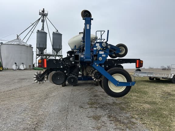 Image of Kinze 3605 equipment image 3