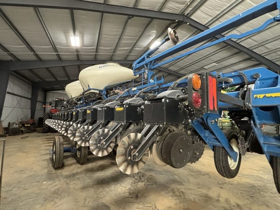 2022 Kinze 3665 Equipment Image0