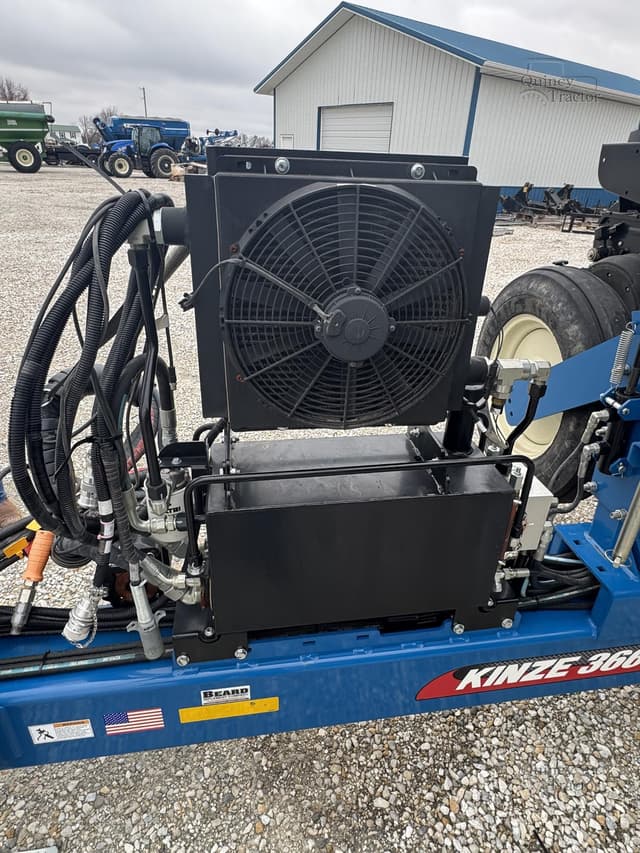 Image of Kinze 3665 equipment image 4