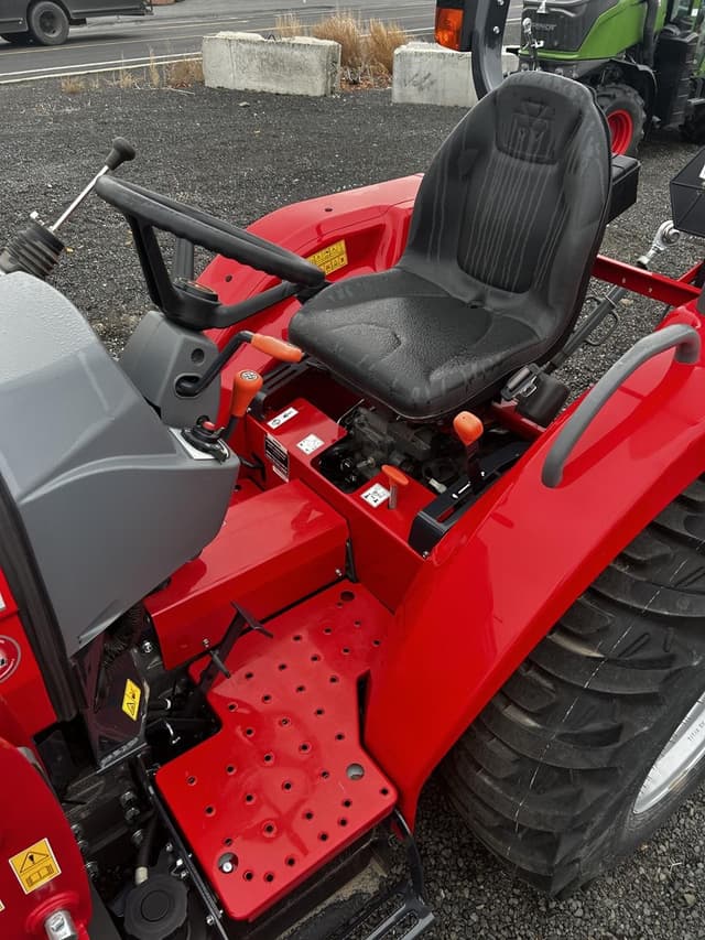 Image of Massey Ferguson 1835E equipment image 4