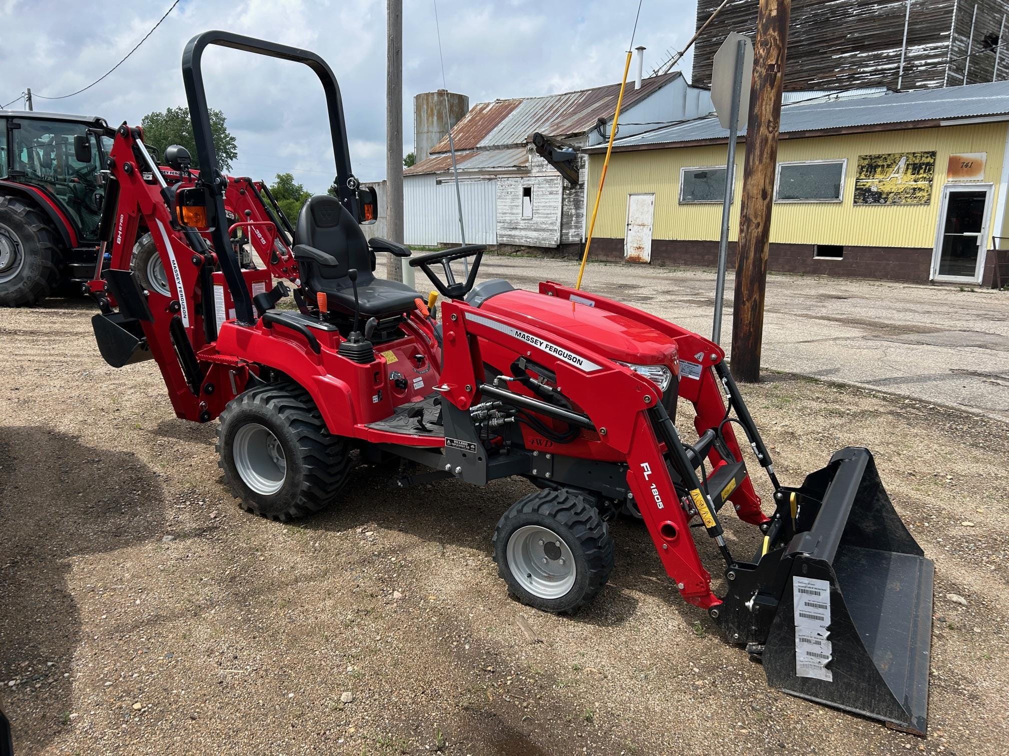 2023 Massey Ferguson GC1725MB Equipment Image0