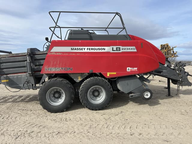 Image of Massey Ferguson LB2234XD equipment image 3
