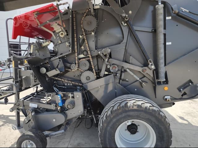 Image of Massey Ferguson RB4180V equipment image 3