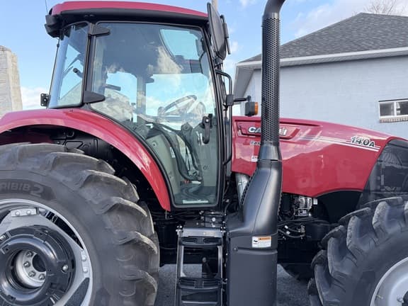 Image of Case IH Farmall 140A equipment image 3