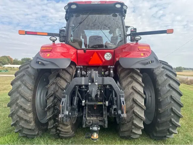 Image of Case IH Magnum 340 equipment image 2