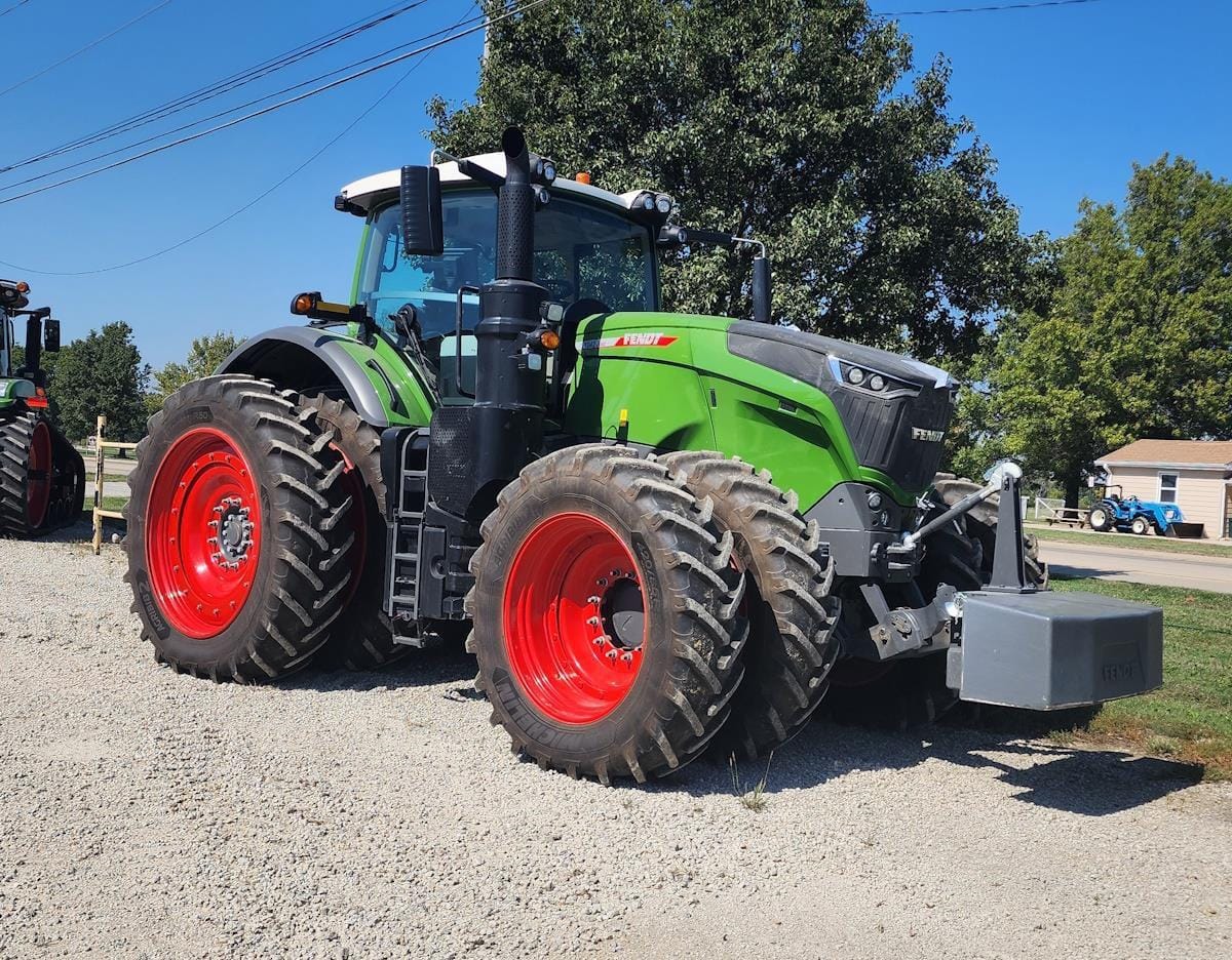 2024 Fendt 1042 Vario Equipment Image0