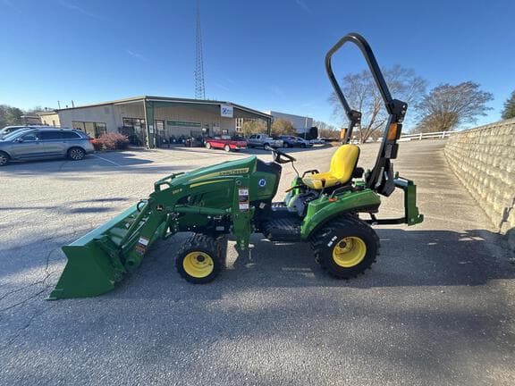 Image of John Deere 1023E equipment image 3