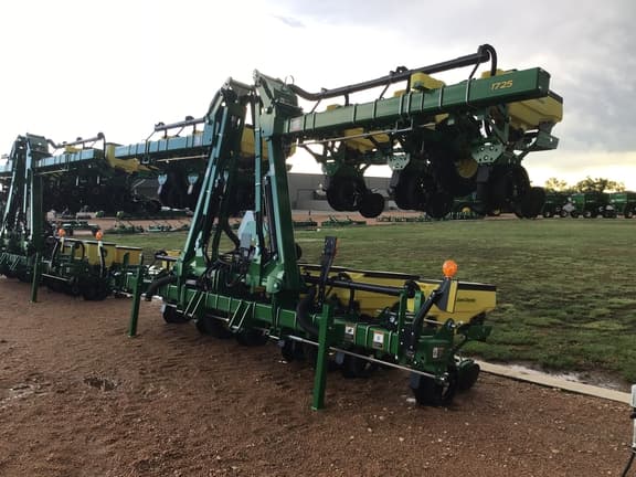 Image of John Deere 1725 equipment image 2