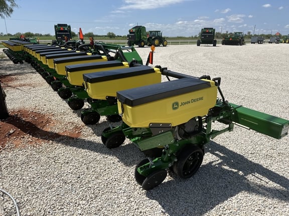 2024 John Deere 1725 Equipment Image0