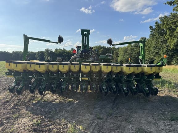 Image of John Deere 1745 equipment image 3