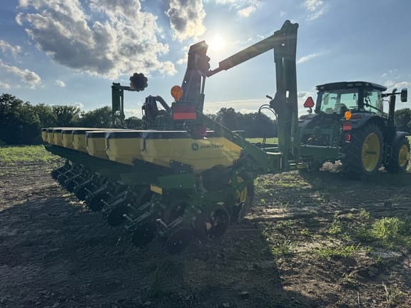 Image of John Deere 1745 equipment image 4