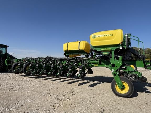 Image of John Deere 1775 equipment image 2