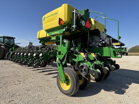 Image of John Deere 1775 equipment image 3