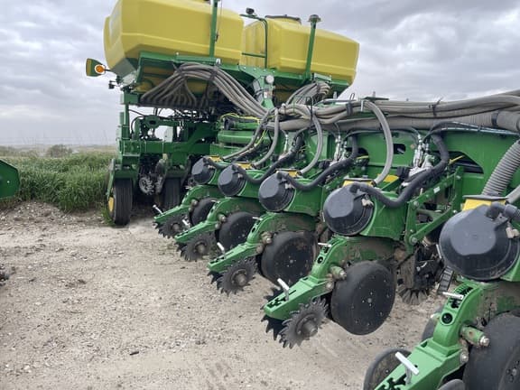 Image of John Deere 1775 equipment image 4