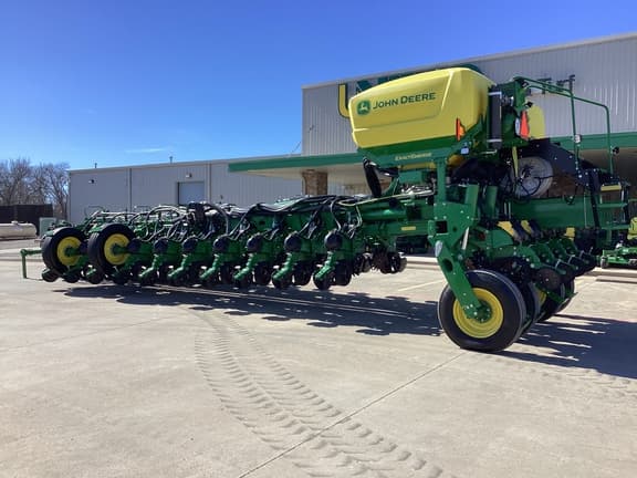 Image of John Deere 1775 equipment image 2