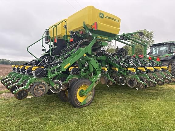 Image of John Deere 1795 equipment image 3