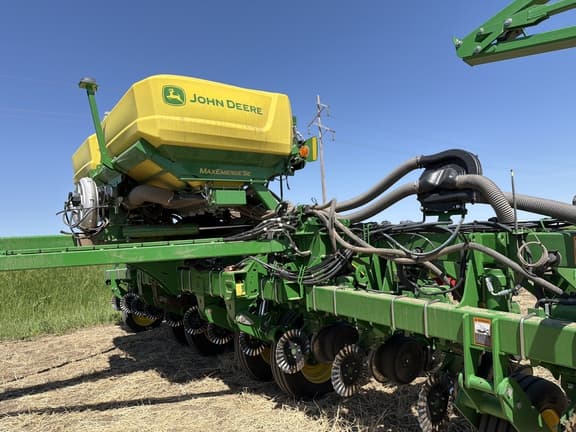 Image of John Deere 1795 equipment image 1