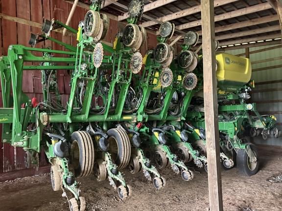 Image of John Deere 1795 equipment image 3