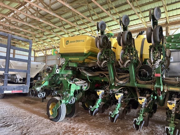 Image of John Deere 1795 equipment image 3