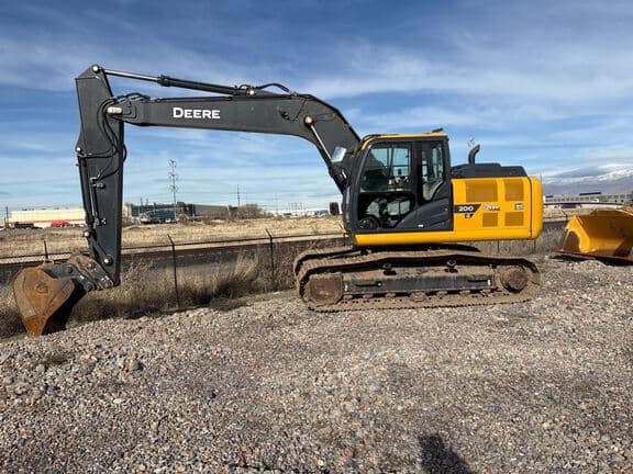 Image of John Deere 200G equipment image 1